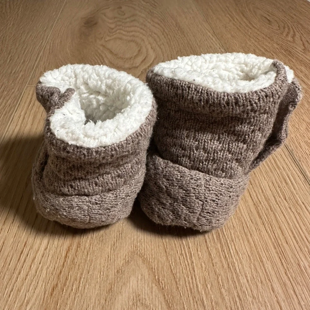Brown Knit Bear Face Baby Booties Sherpa Lined Infant Slippers Taupe